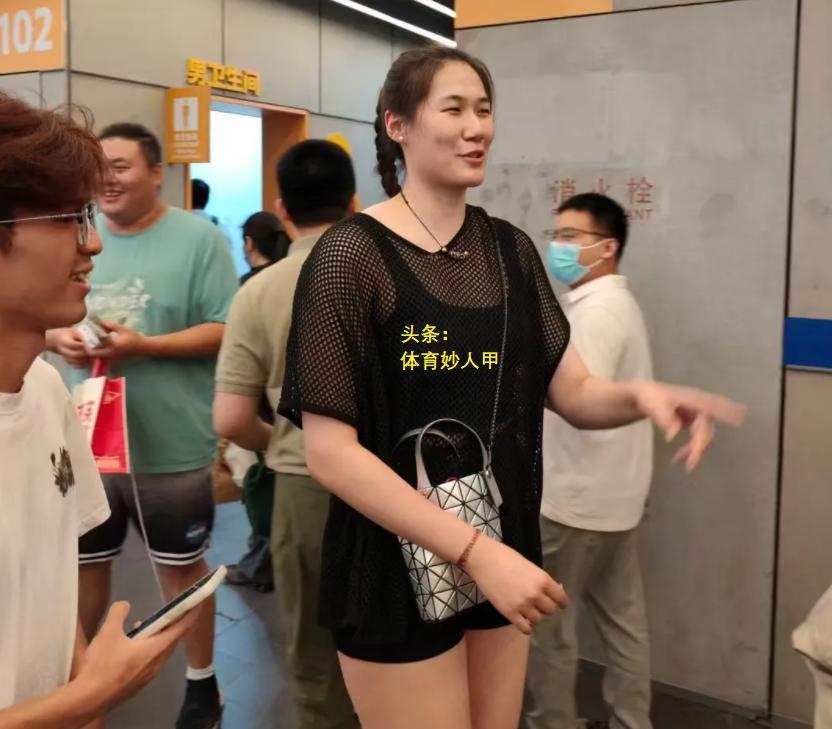 王云蕗到现场为中国女排加油，身穿透视装，大秀好身材，球迷：王云蕗越来越漂亮了。