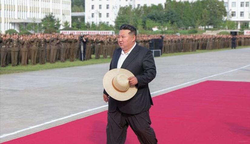 金正恩深夜迎来了一位重要客人。
俄罗斯外交部长拉夫罗夫11日深夜抵达朝鲜，将进行
