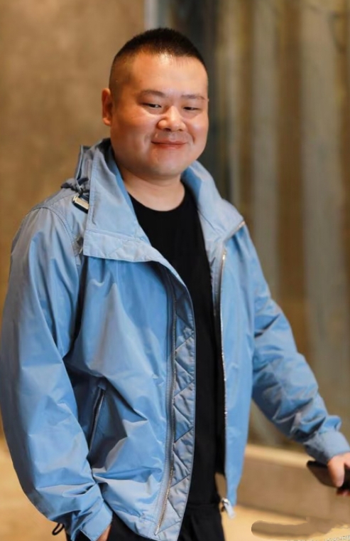 谁知道岳云鹏的电话，麻烦告诉我，
我想问问他，
看到小沈阳演唱会下跪道歉，请问你