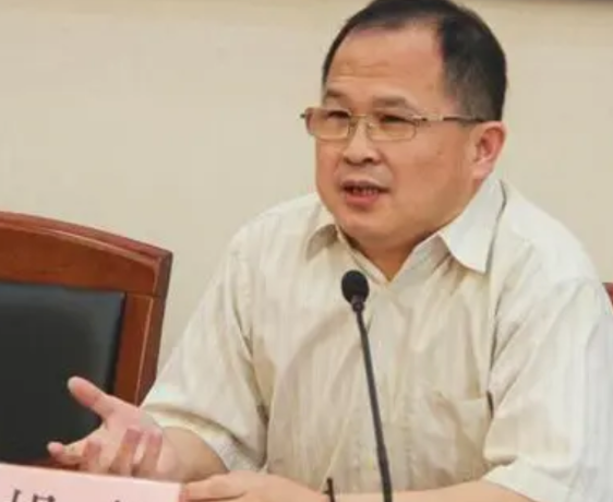 “中国应跟美国缓和关系，抛弃俄罗斯！”2022年上海知名教授胡伟建议道，他还建议