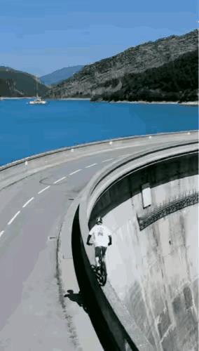 超级自信，弯道演护栏骑行，谁有这个胆量？