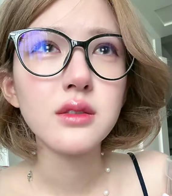 赵露思一句话，把打工人和看直播的都戳心窝子了！
她说：“你们刷的礼物钱，主播最后