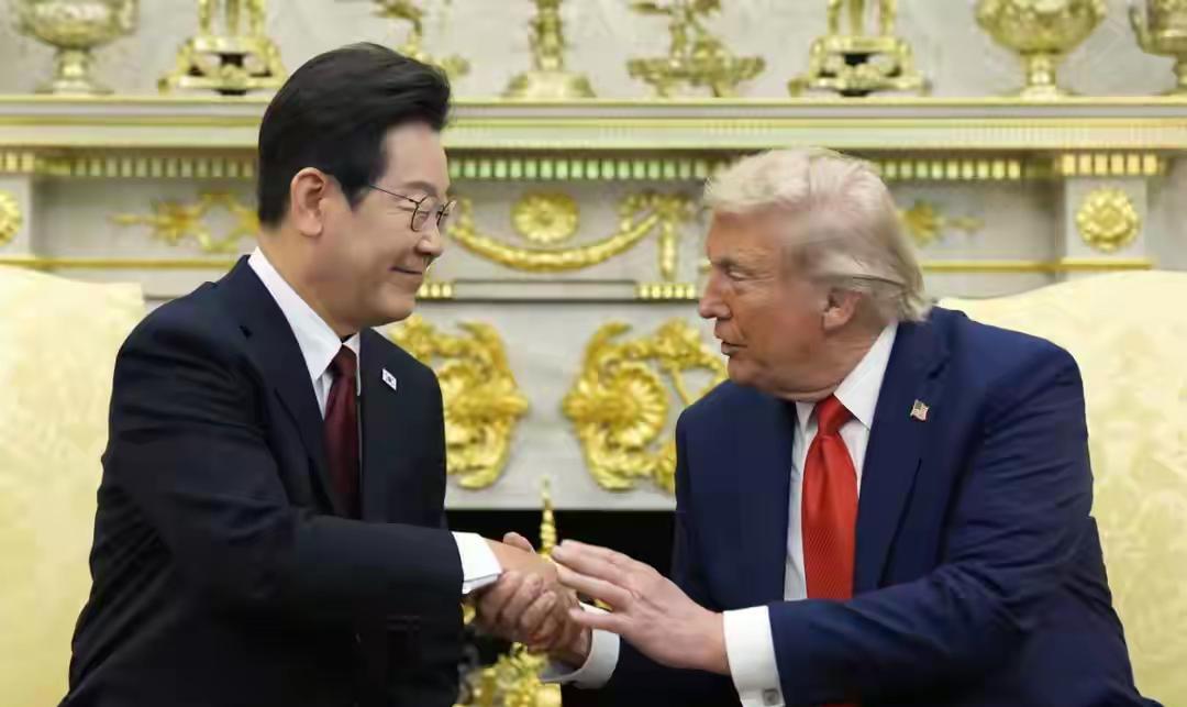 拿劲挺着腰杆，难掩访美全程冷遇
韩国总统李在明访美三天行程结束了，高潮是在与特朗