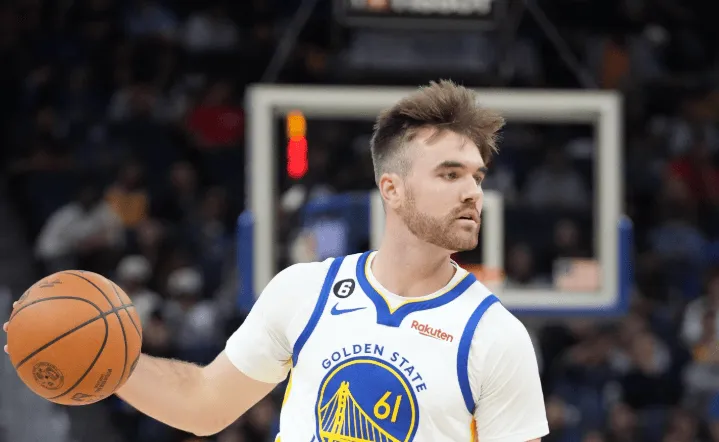 NBA季后赛，勇士在客场以99-88战胜森林狼。
赛后，勇士球星追梦在采访中谈到