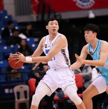 北京男篮球员周琦：杨瀚森非常有可能打NBA。北京男篮球员周琦谈杨瀚森，他表示：杨
