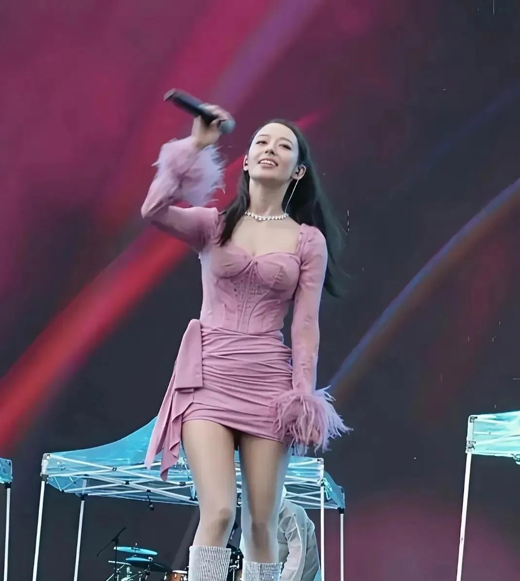吉娜和朗朗都是著名钢琴家，吉娜的身材是真的好，关键人还那么好看