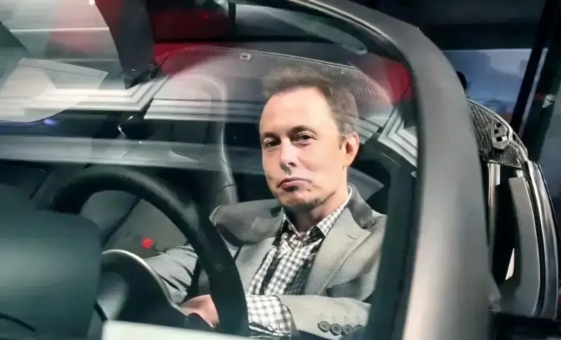 整个美国的企业界，像马斯克这么疯狂效忠特朗普的是唯一一个，堪称古往今来第一人了，