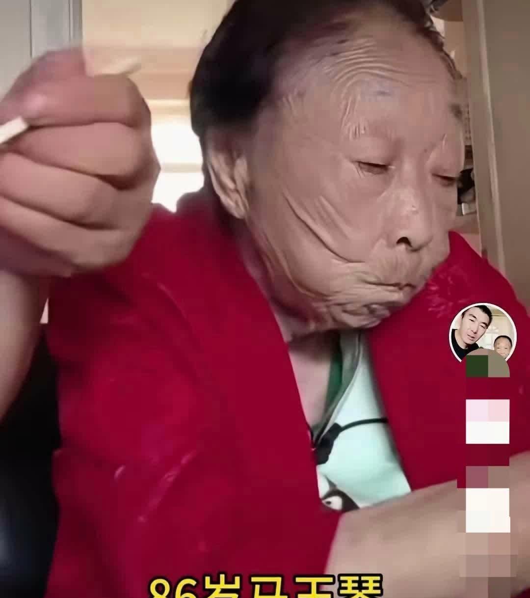 服了李玉成，他还吃的下饭！
如今 54岁李玉成，86岁马玉琴，就为当初的一个承