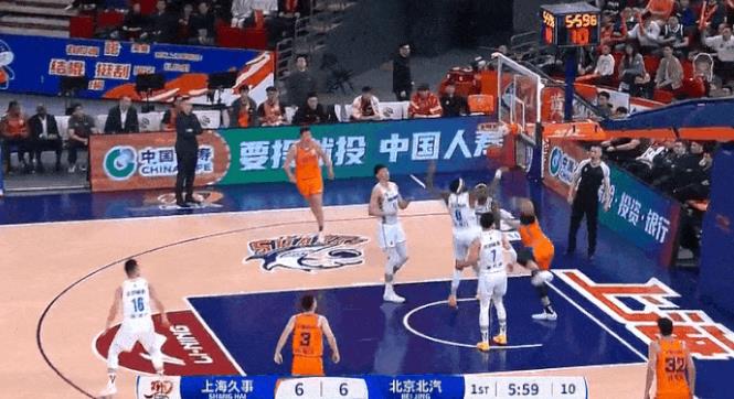 好外援！王哲林谈小胖洛夫顿：

“不只是今天这场比赛，小胖来到我们球队后，带来的
