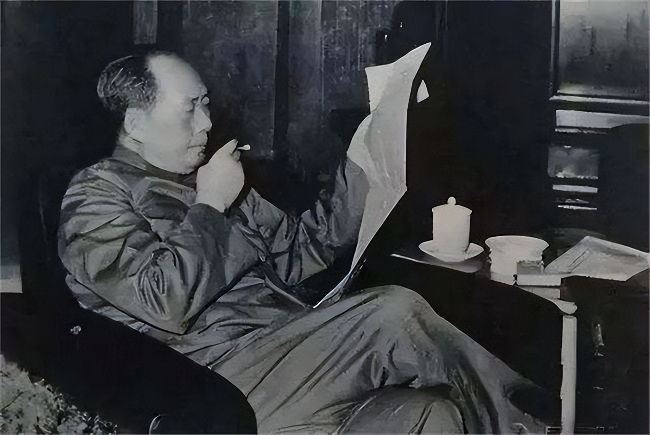 1976年，在一次会议上，毛主席的眼睛不好，视力很差，陈锡联上将走到他身边，说，