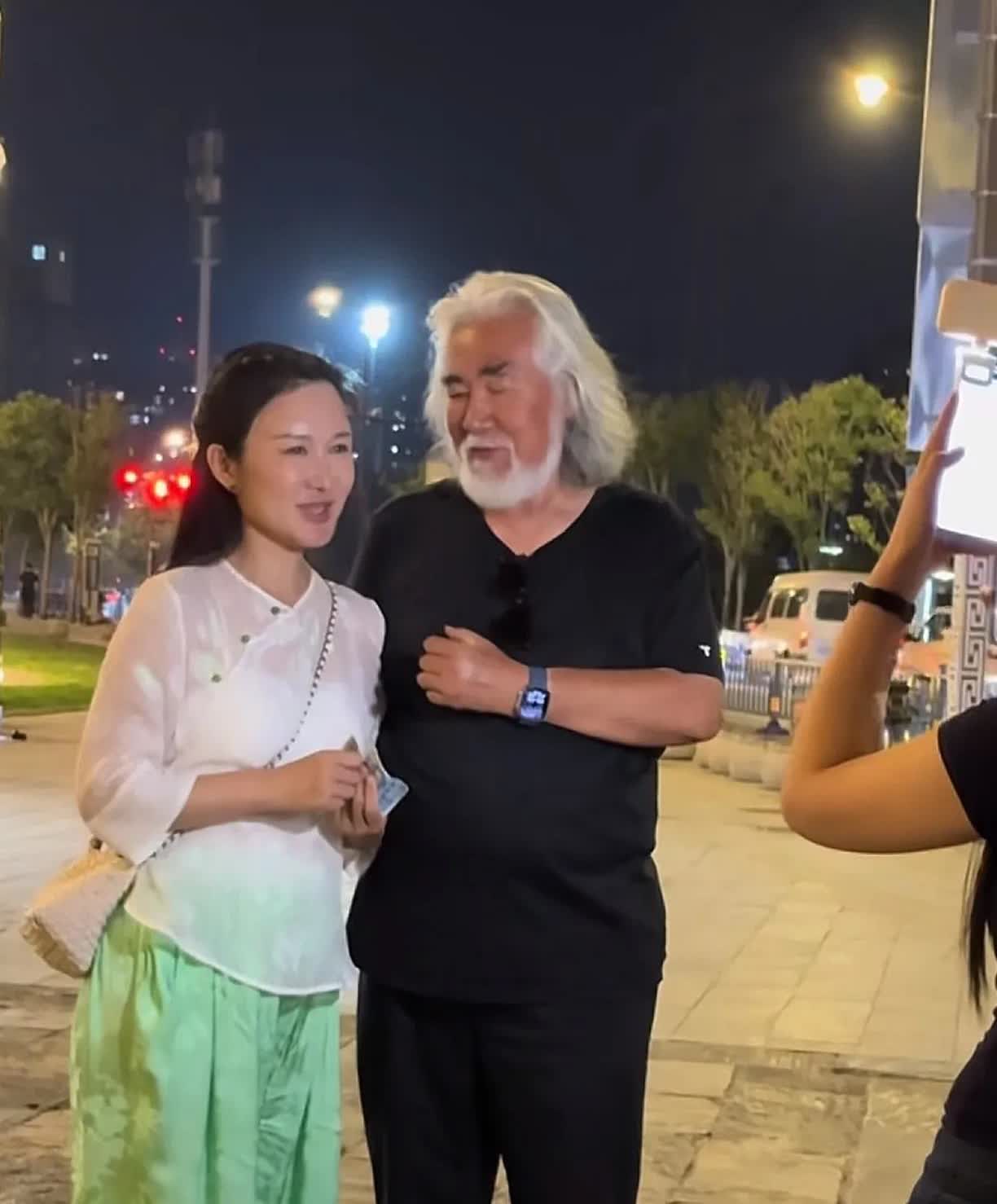 张纪中找了杜星霖以后，身体是越来越好了，精气神也是越来越足了，满面红光的，起码状