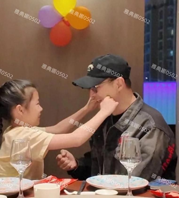 汪峰父亲节带他跟章子怡的孩子去游乐场玩，一对儿女都跟他很亲!