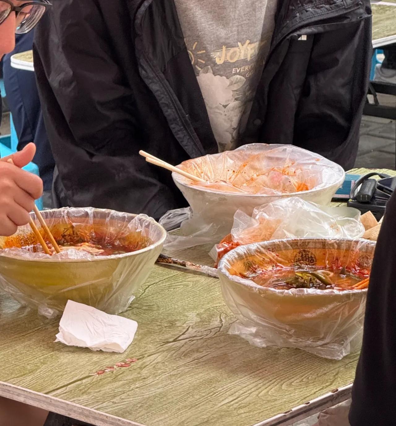 为什么北方很多地方都爱用塑料袋吃饭啊
这种我绝对不吃的，又烫又热，一碗全是塑化剂