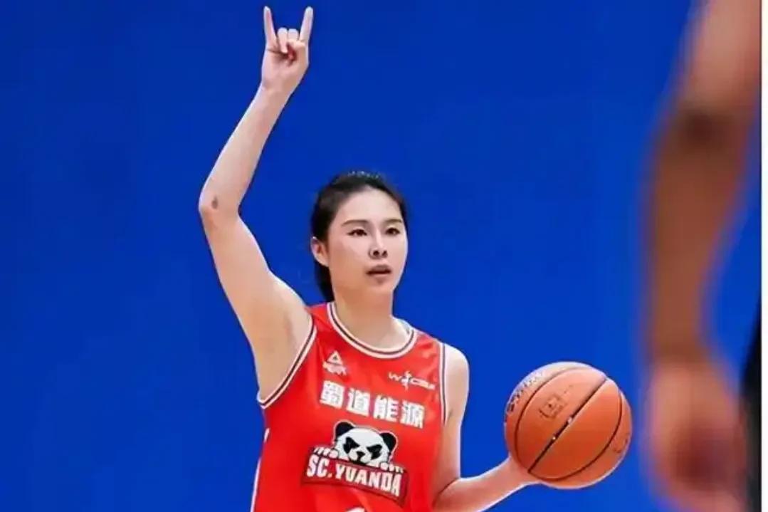 同样打季后赛总决赛4场，王思雨与杨力维根本不是一个级别！
王思雨——打了4场，共