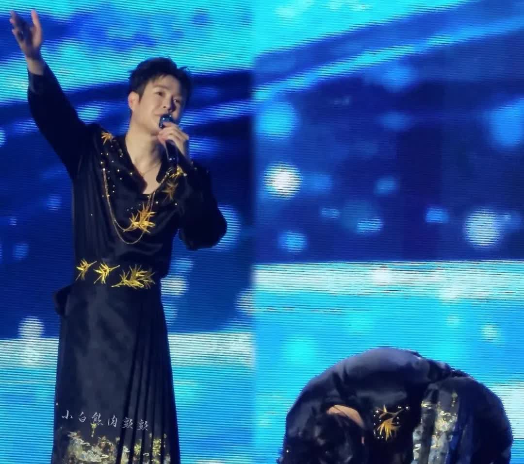 你可以说小沈阳演小品不行。
你也可以说小沈阳唱功不行。
但毋庸置疑的是，有一