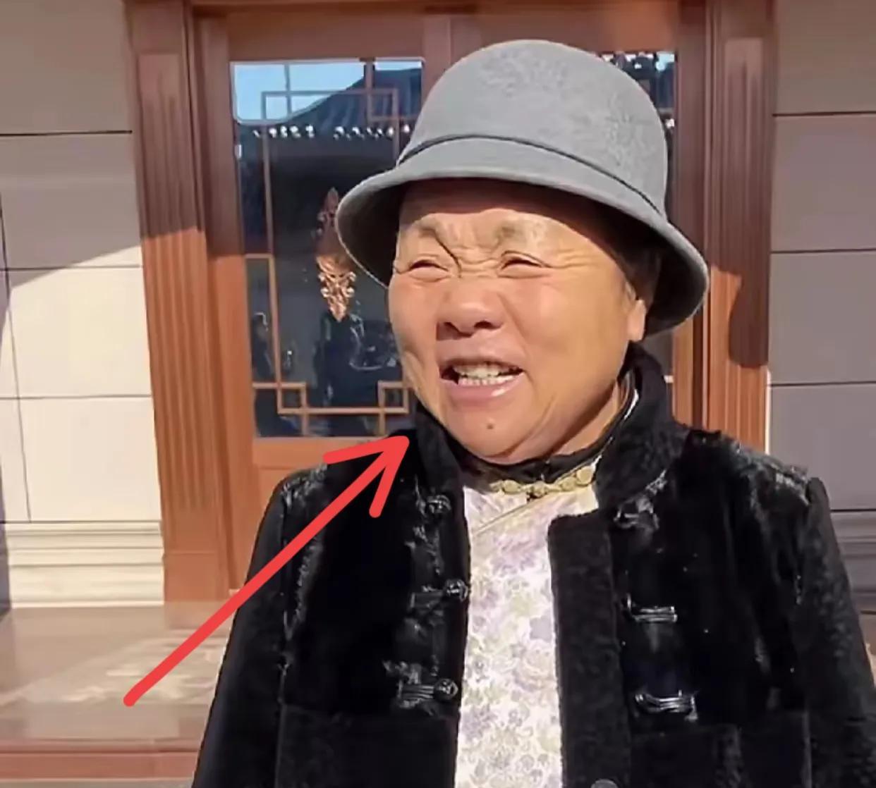 我宣布，全网最狠的女人绝对是王邵侠！
别以为她是刘强东的妈就人畜无害，
这小老太
