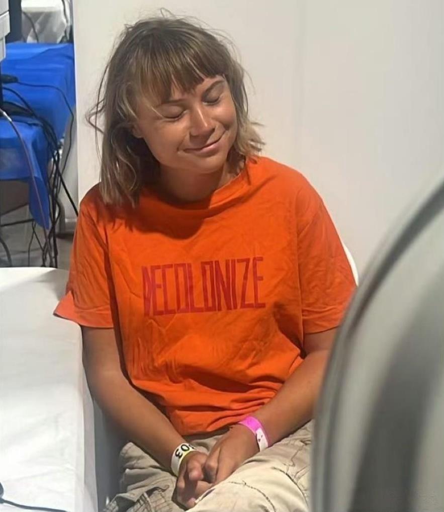 再次被非法拘禁的格蕾塔·通贝里在阿什杜德港接受了“彻底的检查”后，等待着瑞典政府