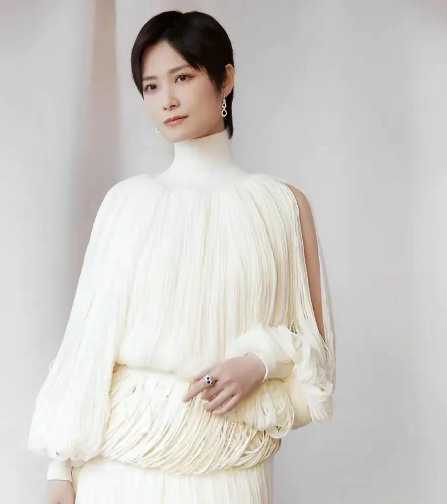 李宇春不婚的真相，原来藏在这！
出道十几年零绯闻零黑料，你敢信？内娱翻车塌房年年