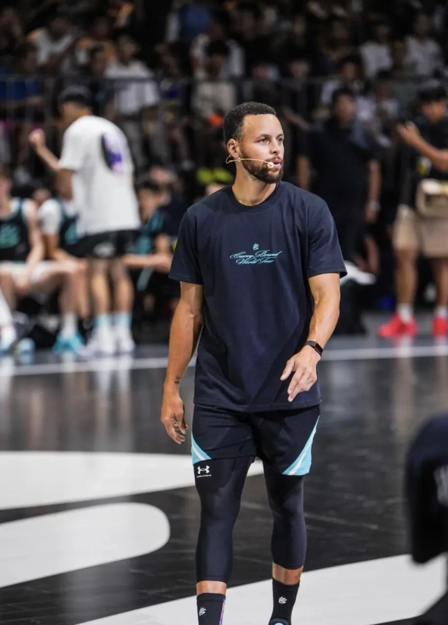 现在好多NBA球员中国行，但是受欢迎程度大相径庭，前有杰威门可罗雀之行，艾佛森逐