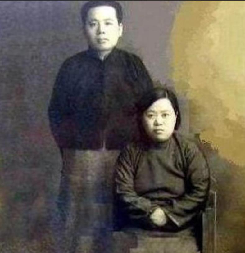 1913年，18岁的张恨水对相亲对象一见钟情，恨不得立马娶回家。新婚夜，当他揭开