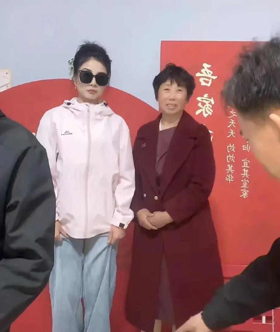 大妮准儿媳直播卖货





婆媳关系，千古难题！可再看看大妮和准儿媳这直播，咋