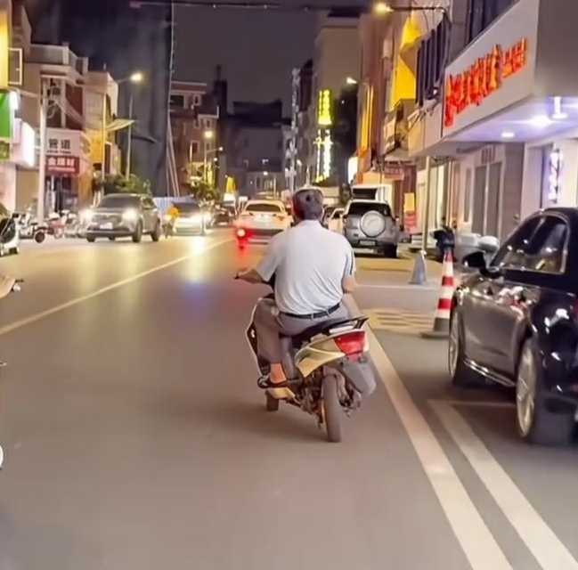 伊拉克战损版电瓶车。