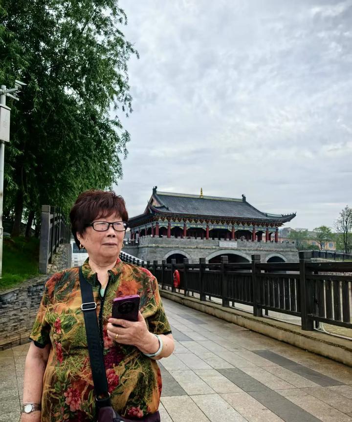 有好些网友问刘教授还回来吗，看来你们还挻关心这位教授的，告诉你们他回来了，在他没