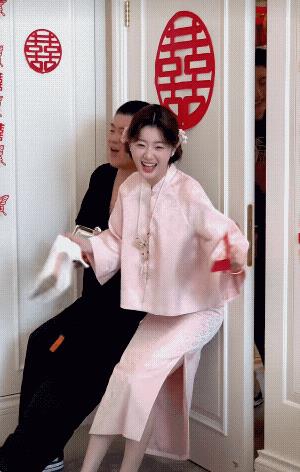 新娘子笑得真美，美感、性感、骨感！[玫瑰][赞][耶]