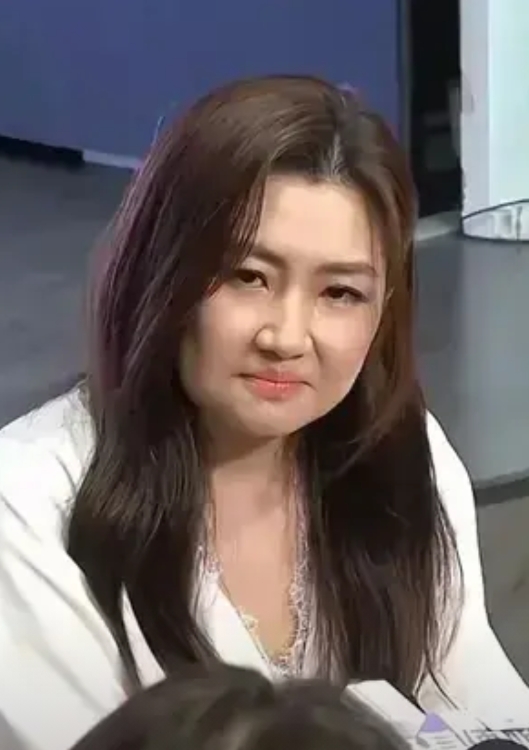 女人可以老但是不能胖，看Ella和Selina就知道了。

当年SHE的颜值担当