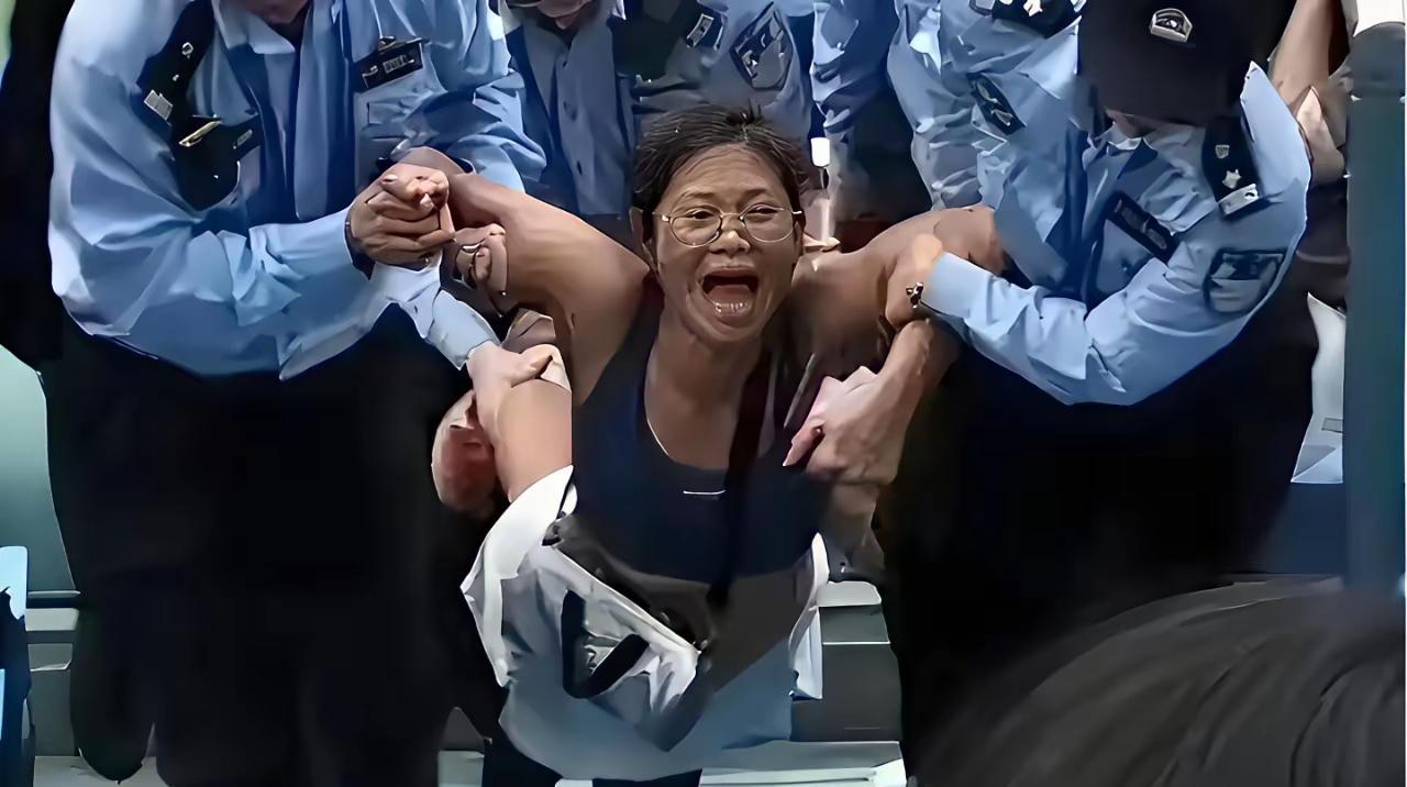 唉！移民都移出去了，为啥又回来家门口丢脸啊！？
总感觉这个女的是不是精神有问题，