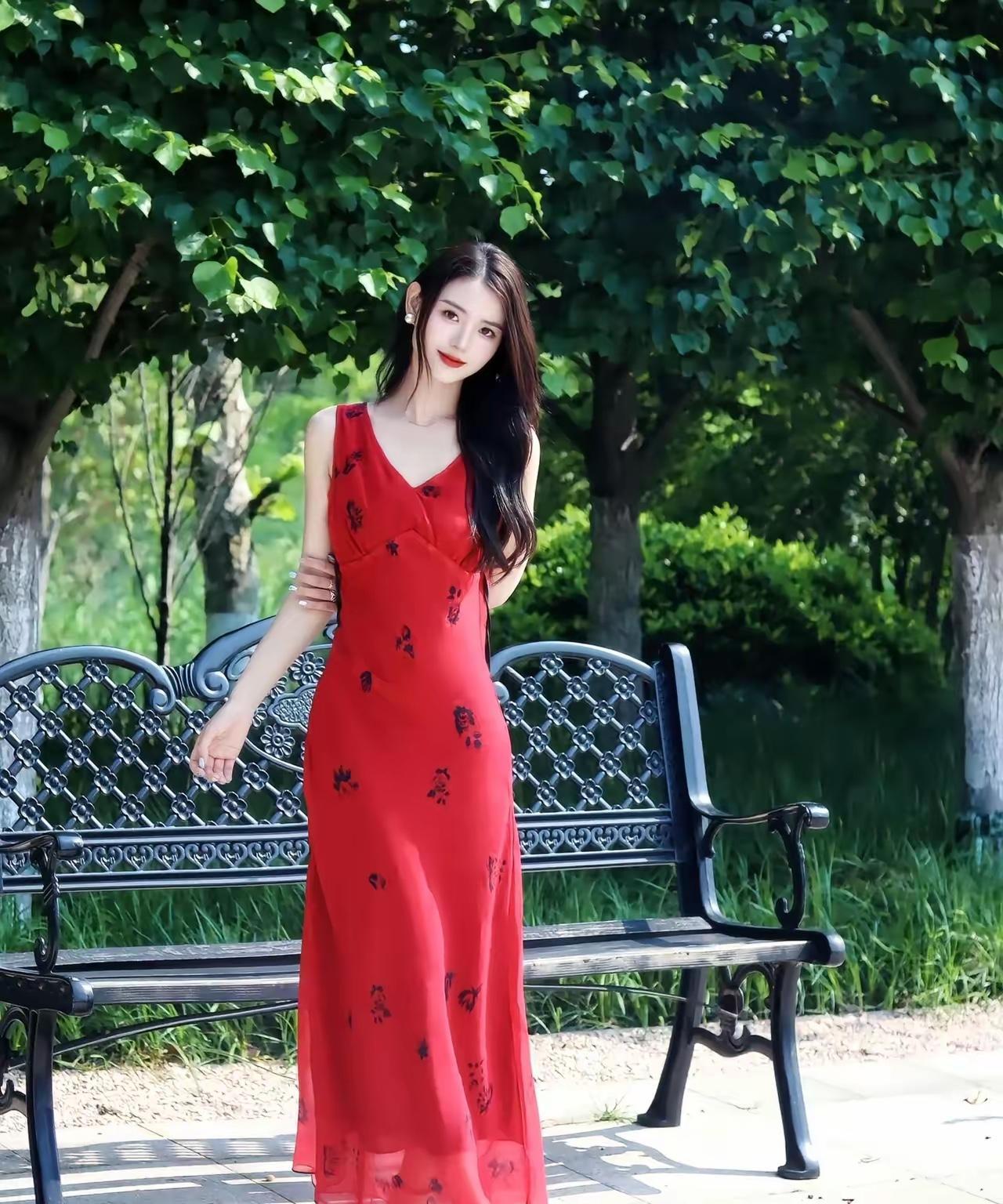 夏日红裙漫步公园，绿意盎然中尽显优雅。