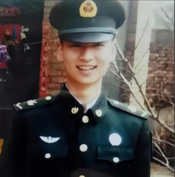 2020年，24岁的儿子不幸牺牲，母亲在整理他的遗物时，发现了一位女孩的照片，她