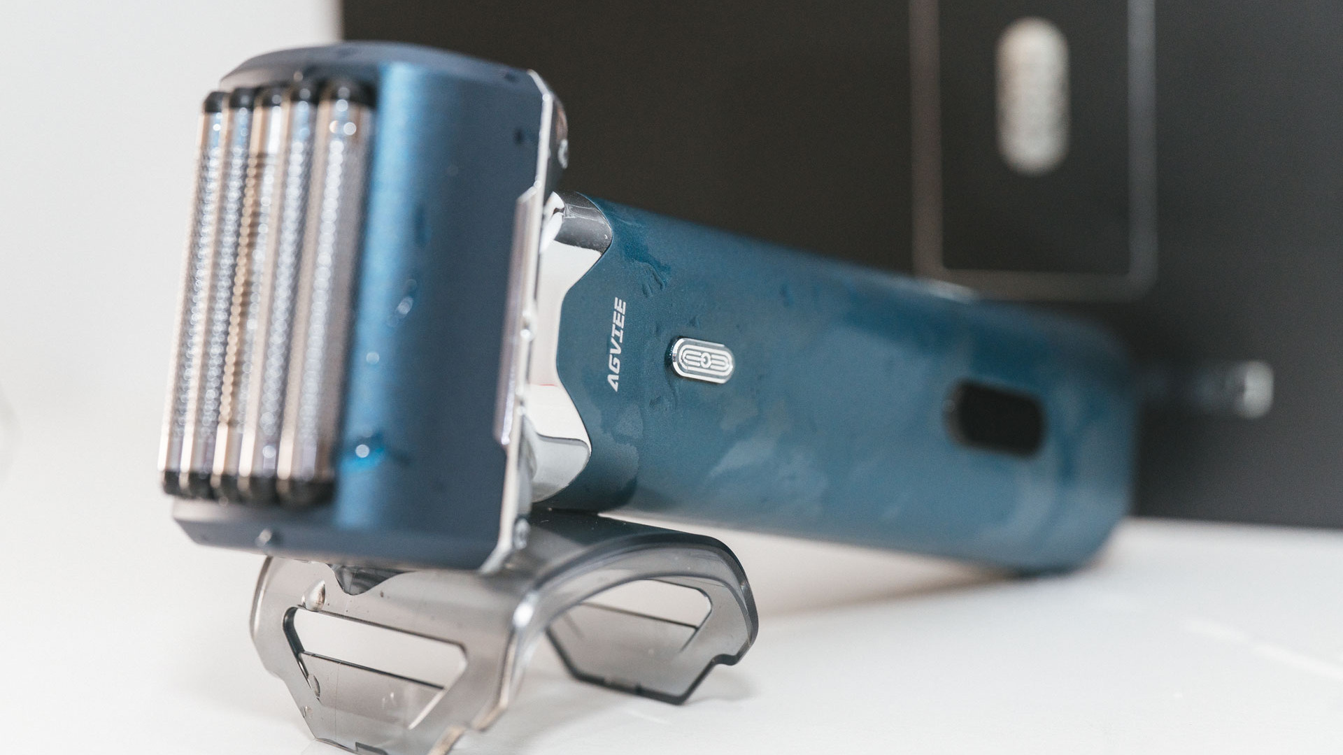 硬胡茬秒变光滑肌！27000高转速发烧性能，未野往复式剃须刀测评