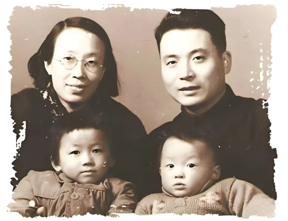 1985年，邓稼先刚回家，妻子黑着脸，气冲冲：“27年不回家，在外面养姑娘！所有