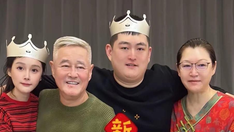 马丽娟带着女儿赵一涵看球赛！穿黑色上衣显肤白，脸蛋圆润又富态