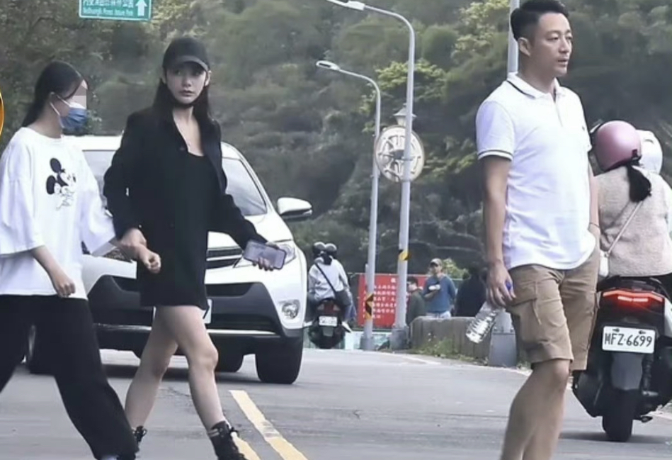汪小菲夫妇带女儿爬山祈福