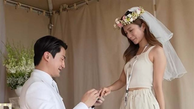 恭喜！TVB前知名男星宣布与高颜值港姐签字结婚，婚礼进入倒计时