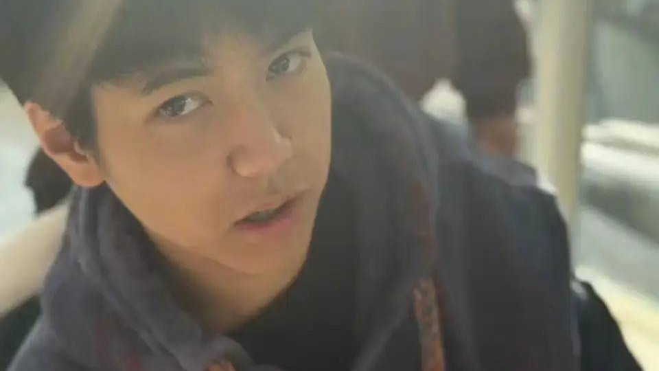 郑钧晒15岁儿子Jagger近照！写歌作画双开花，混血颜撞脸摇滚传奇