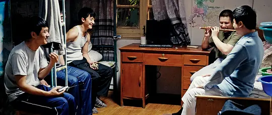    《推拿》是一部表现盲人群体生活状态的电影。一般来说，表现边缘人群的电影都会