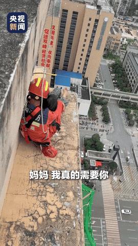 “感动哭了！”湖南，女子跑到了33楼，想要轻生。女儿赶来后，撕心裂肺地大喊：“妈