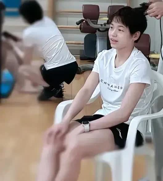从全红婵这张理发图看她并没有外界传说中的发福现象？

图上看全红婵的体型脸型