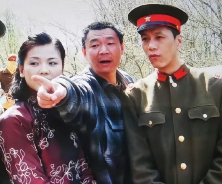 2005年，演员冯远征和刘涛，在拍摄电视剧《遍地英雄》的现场时的一张留影