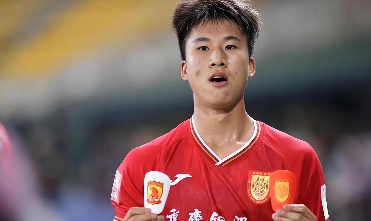 别拿重庆铜梁龙张志雄开涮！他本身就入选过2025年的U20国家队。
重庆铜梁队张