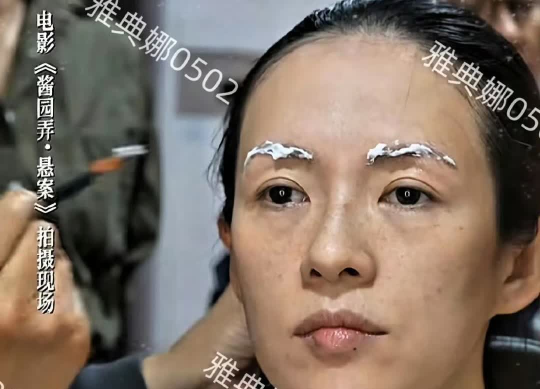 章子怡拍戏真的太拼了！为了演好詹周氏这个角色，她完全不在乎形象，专门往脸上画满雀