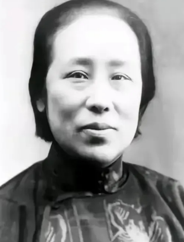 1941年，64岁的何香凝在逃港途中，被一伙人开枪逼停了船，船长绝望了，何香凝却