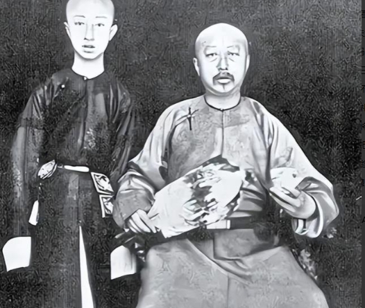 1950年，67岁的清朝摄政王载沣因王府东墙被春雨泡塌，修墙缺钱，决定卖掉醇亲王