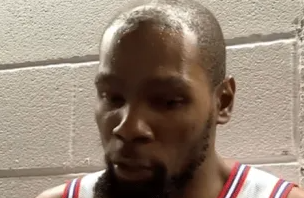 NBA常规赛火箭客场对阵独行侠的比赛已经结束。全场战罢，火箭以104-110不敌