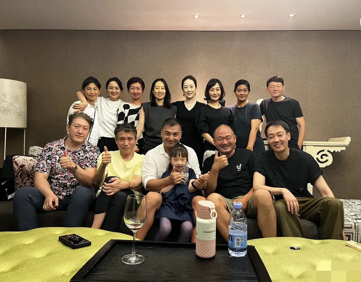 在中戏 93 级表演班的同学聚会上，朱媛媛与刘敏涛同框的画面颇受关注。到场的 7