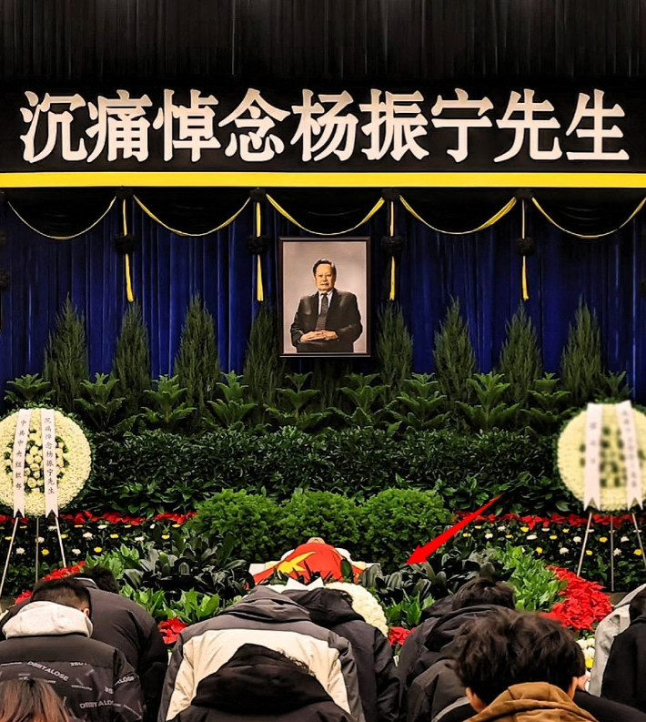 在杨先生的告别仪式上
我发现一个细节
是绝大多数国人无法做到的
那就是遗体上覆盖
