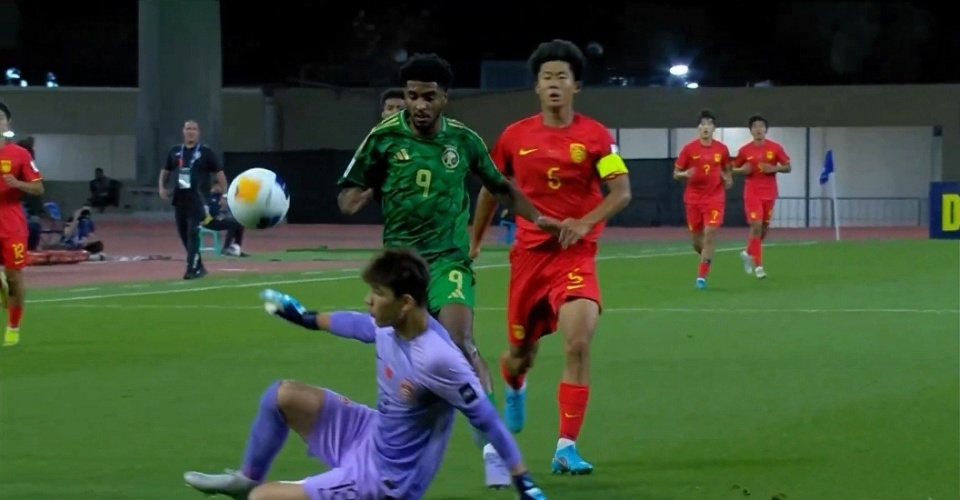 U17国足亚洲杯首战0-2不敌沙特，上半场连丢两球引发热议。第10分钟，门将依合